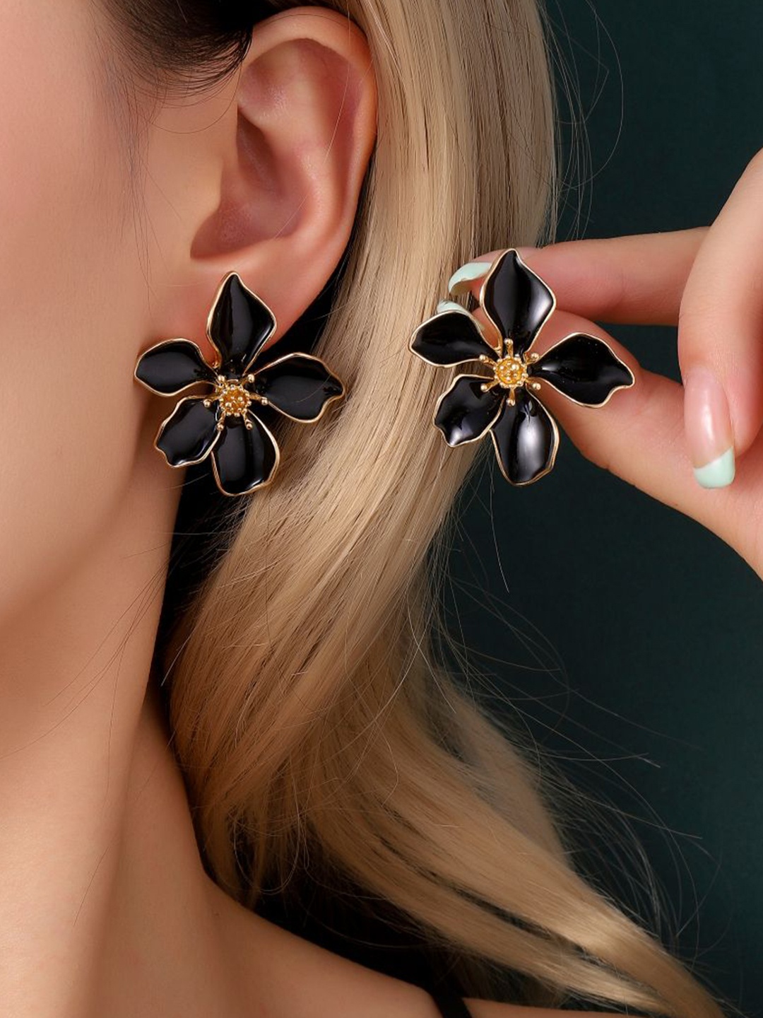 

SALTY Colossal Floral Shaped Studs, Gold