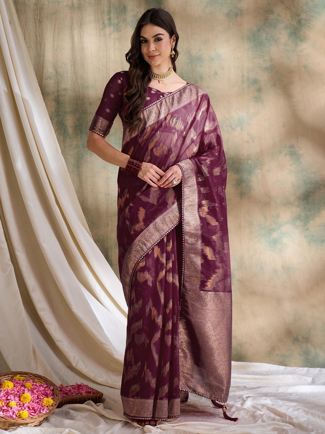

Sangria Woven Design Kanjeevaram Saree With Blouse Piece, Burgundy