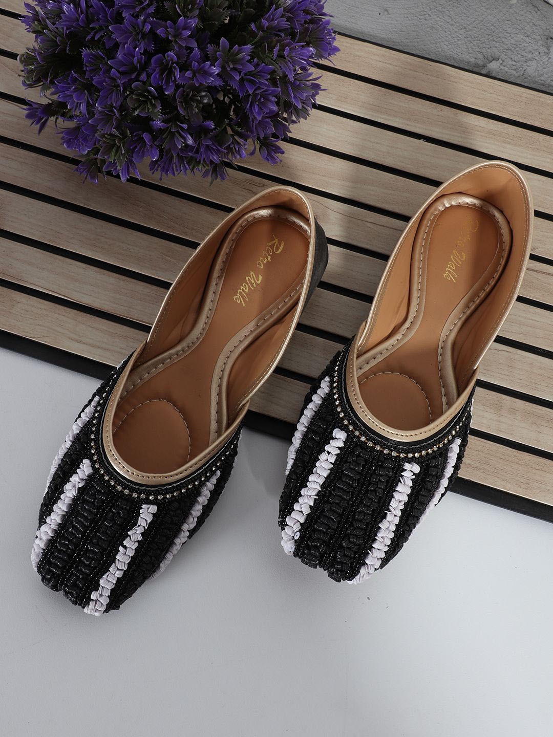 

Retro Walk Women Ethnic Embellished Mojaris, Black