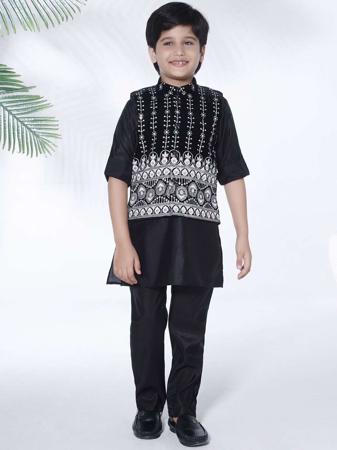 

Ministitch Boys Ethnic Motifs Embroidered Regular Velvet Straight Kurta with Trousers, Black