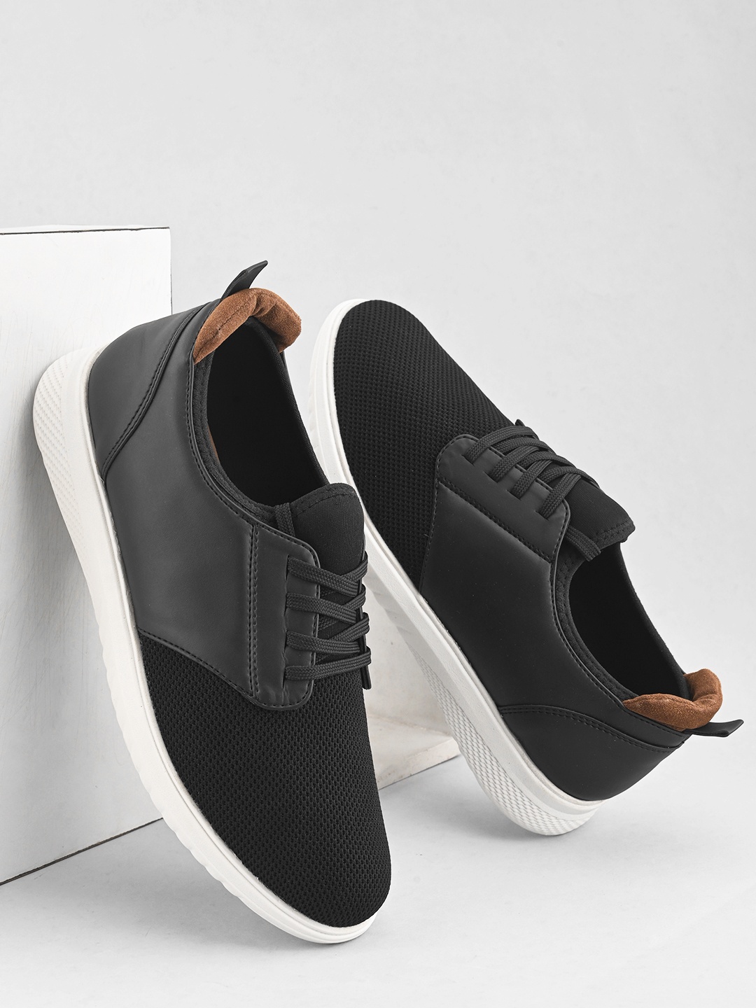 

The Roadster Lifestyle Co Men Lace-Up Solid Sneakers, Black