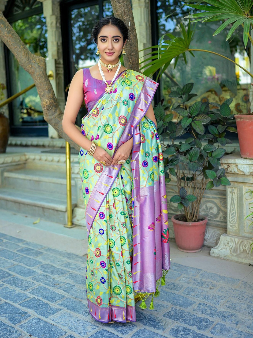 

Kandora Woven Design Zari Pure Silk Banarasi Saree, Green