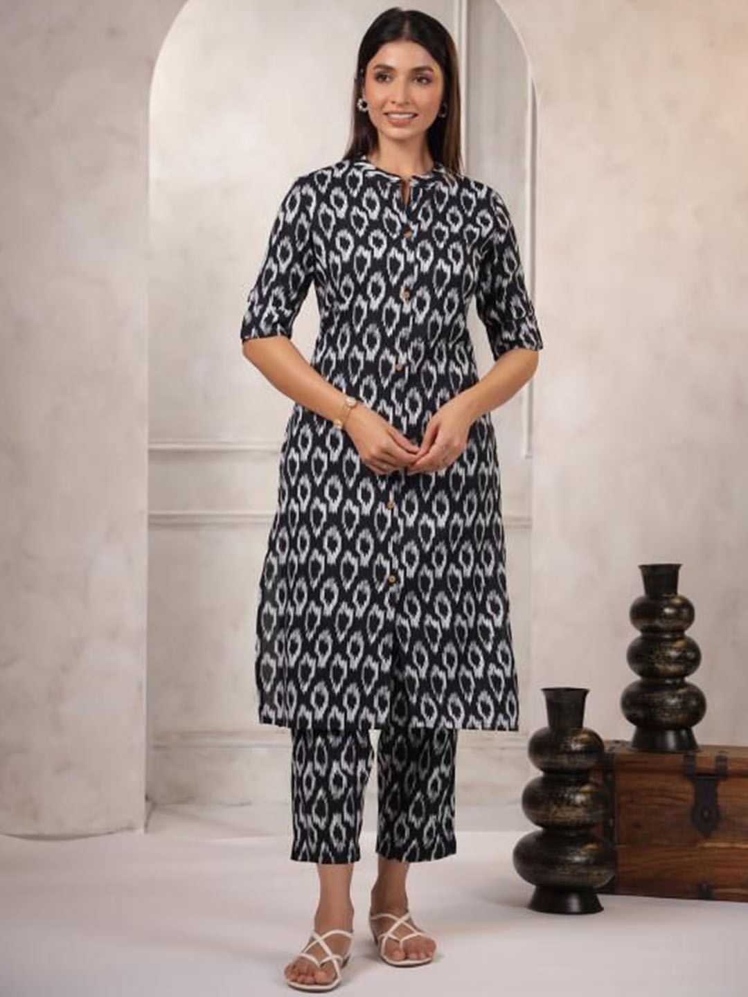 

LYFJ Women Viscose Rayon Printed Kurta with Trousers, Black