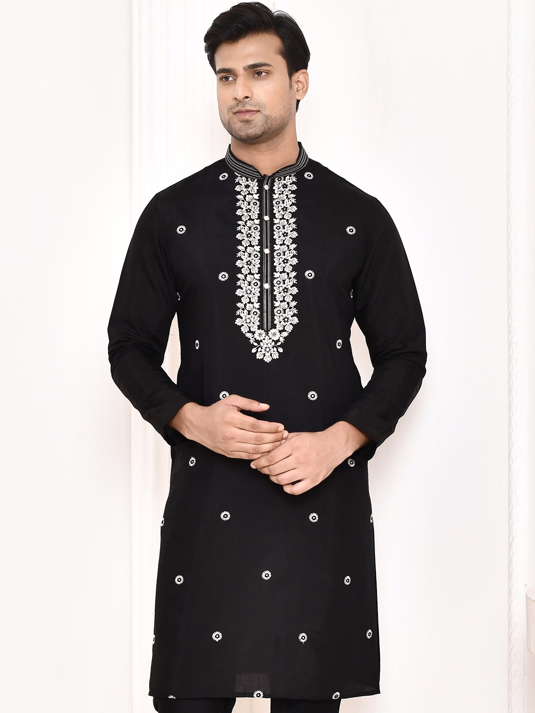 

MAAHI FABS Men Chikankari Kurta, Black