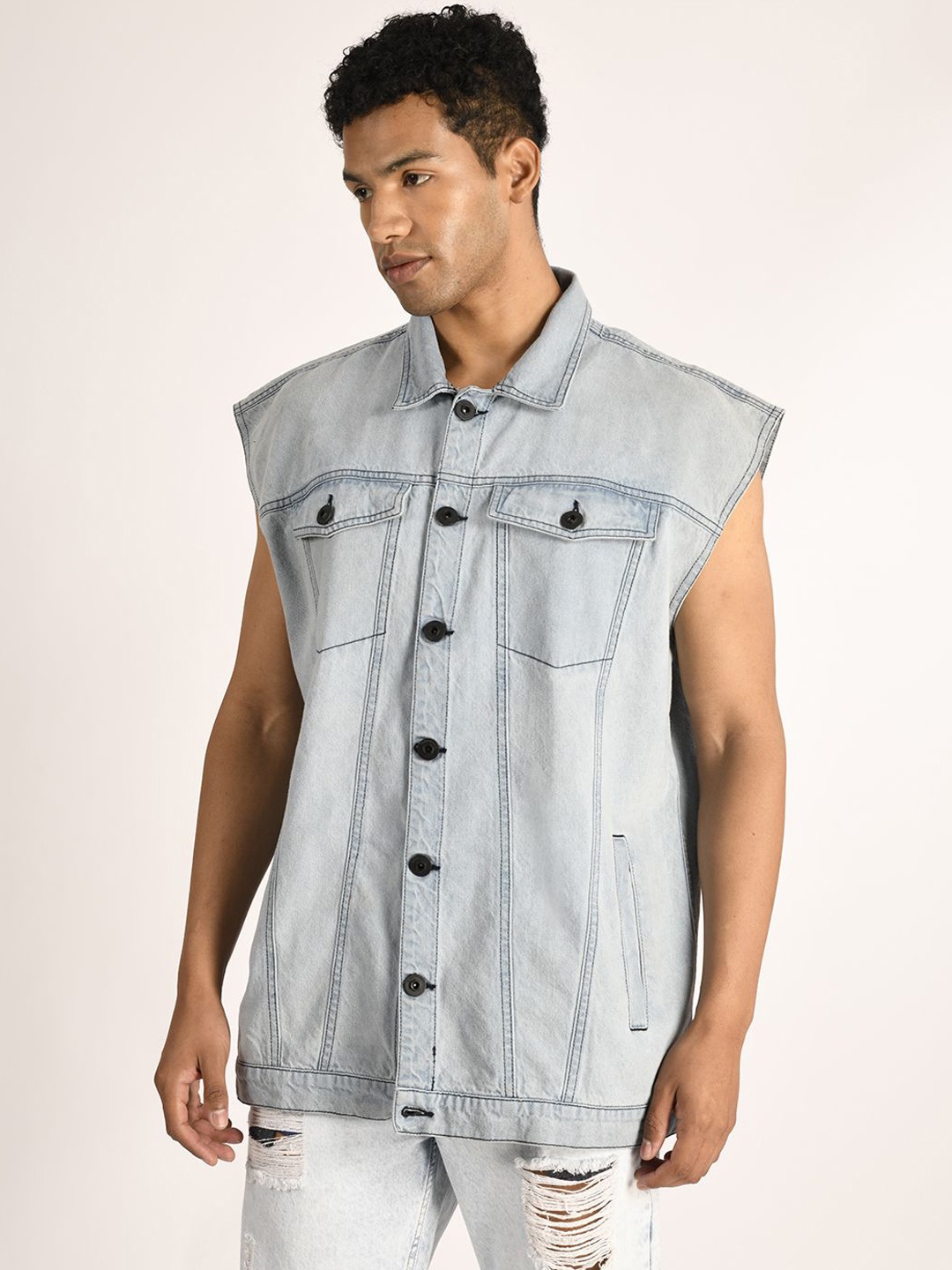 

The Roadster Lifestyle Co. Men Solid Oversized Pure Cotton Denim Jacket, Blue