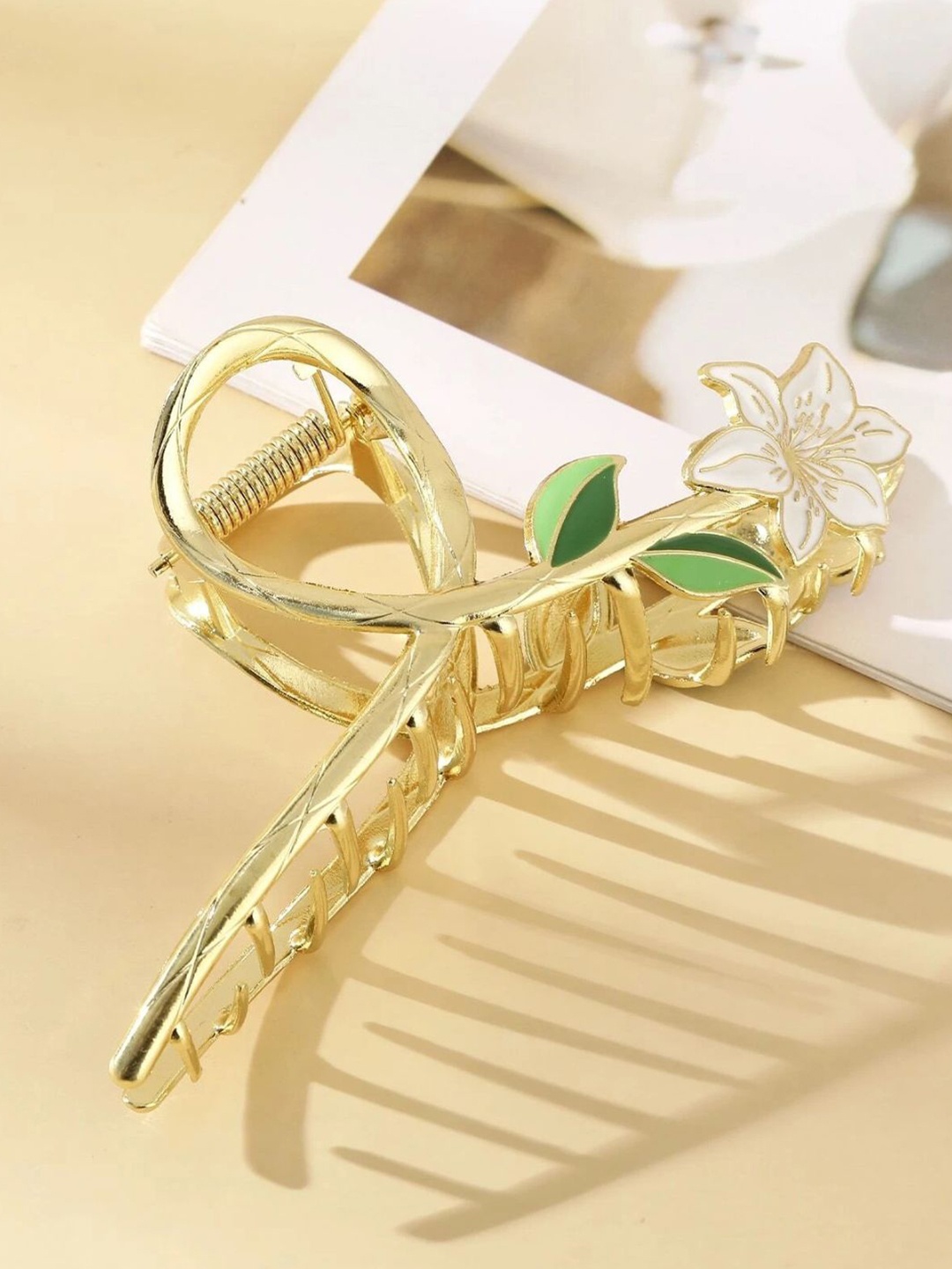 

fabula Women Enamel Lily Floral Shape Claw Clip, Gold