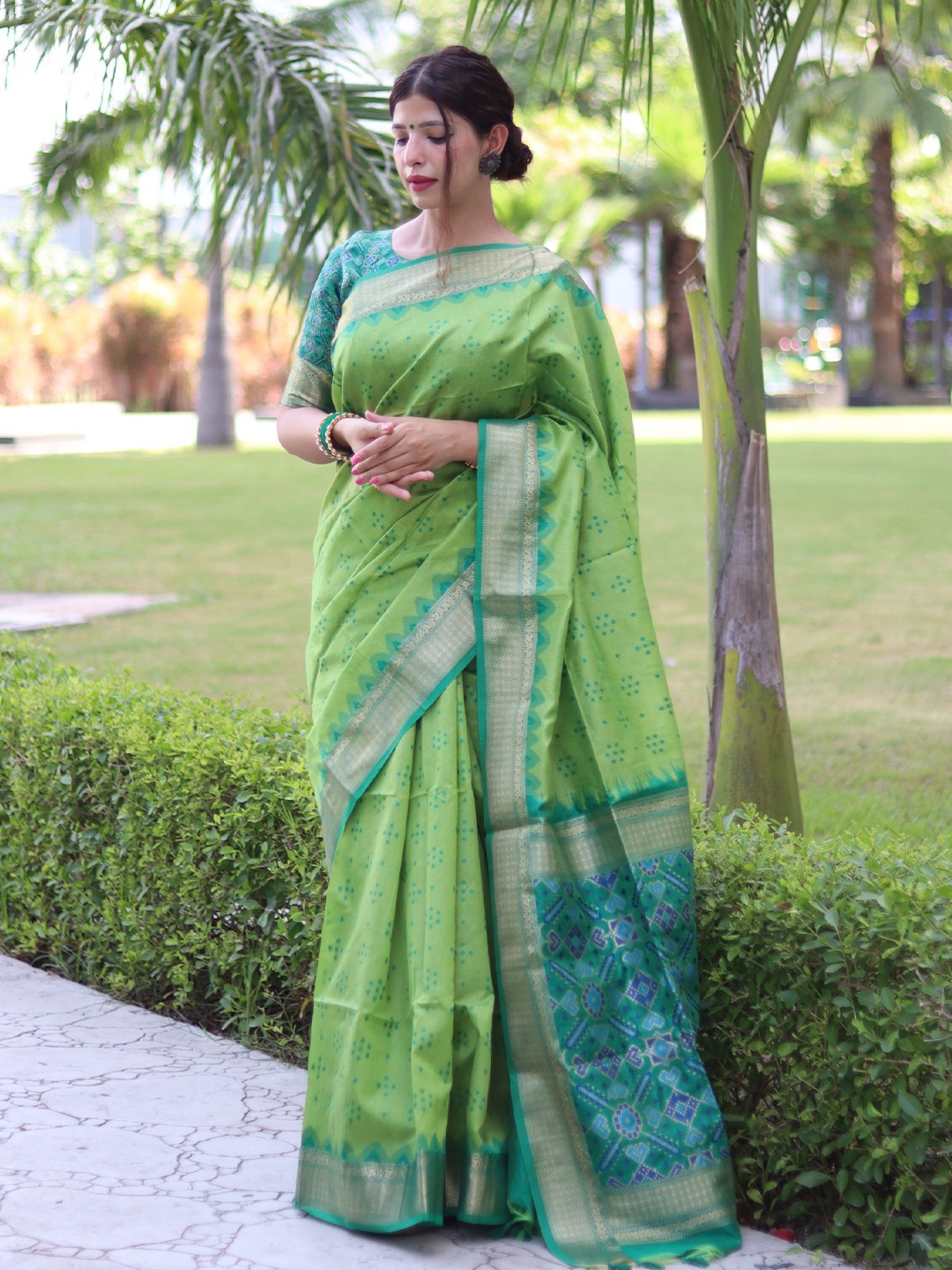 

Kandora Bandhani Printed Zari Pure Silk Tussar Saree, Green