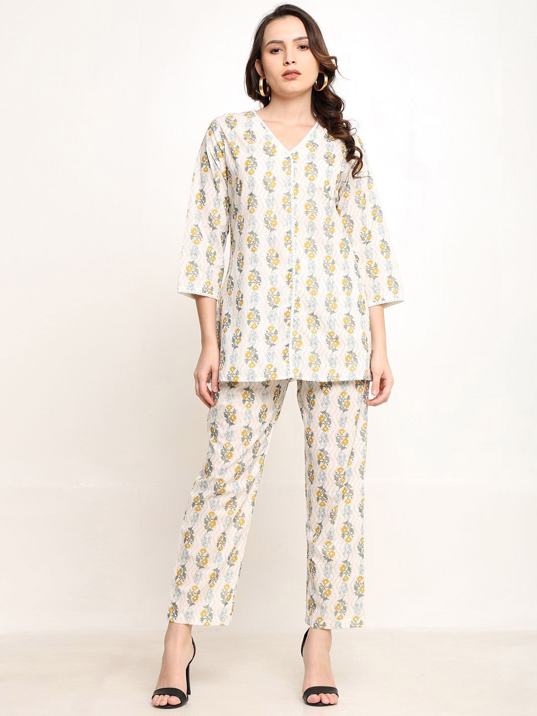 

CORDSET Floral Printed V-Neck Three-Quarter Sleeves Top With Trouser, Off white
