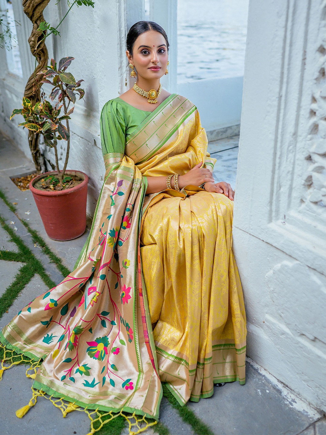 

Kandora Woven Design Zari Pure Silk Kanjeevaram Saree, Yellow
