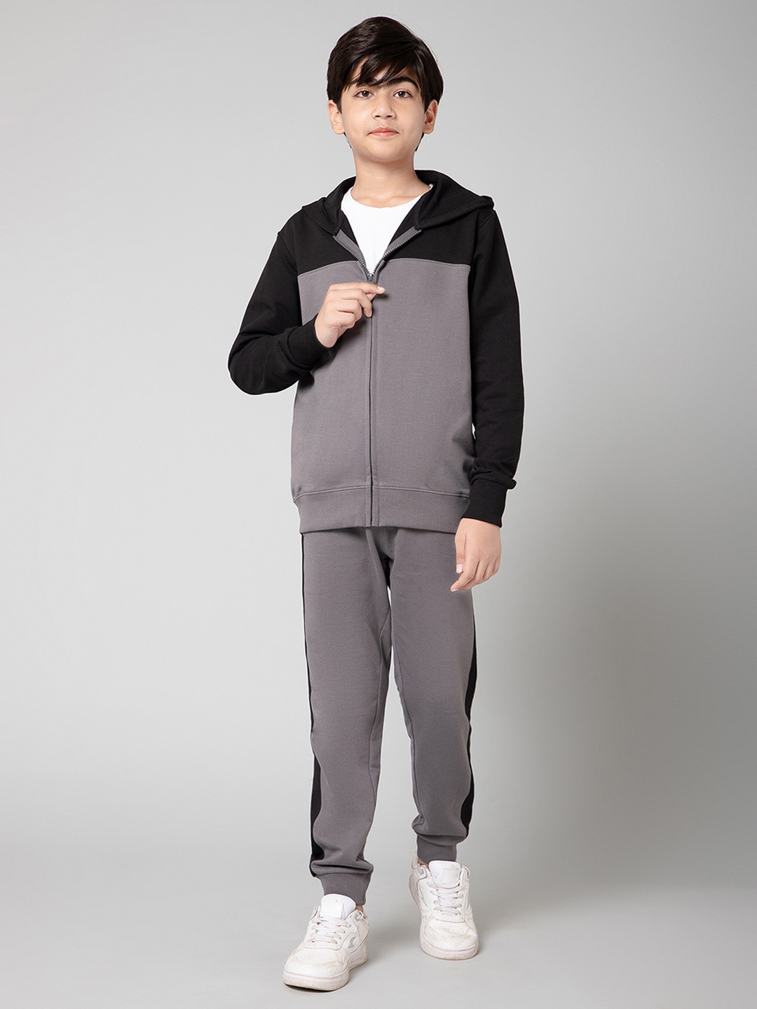 

Alan Jones Boys Colourblocked Sweaters & Joggers Tracksuit, Grey