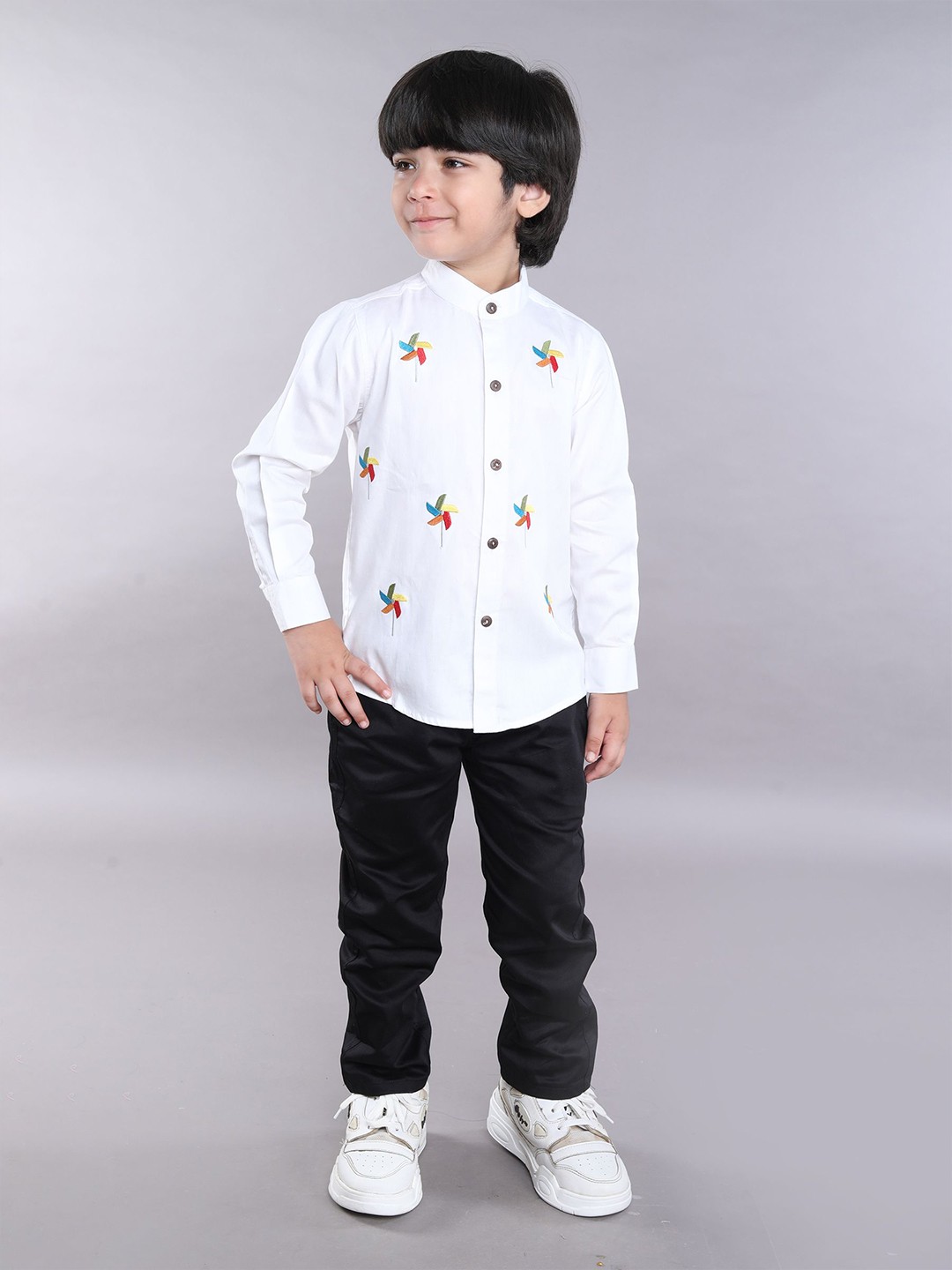 

BAATCHEET Boys Printed Shirt with Trousers, White