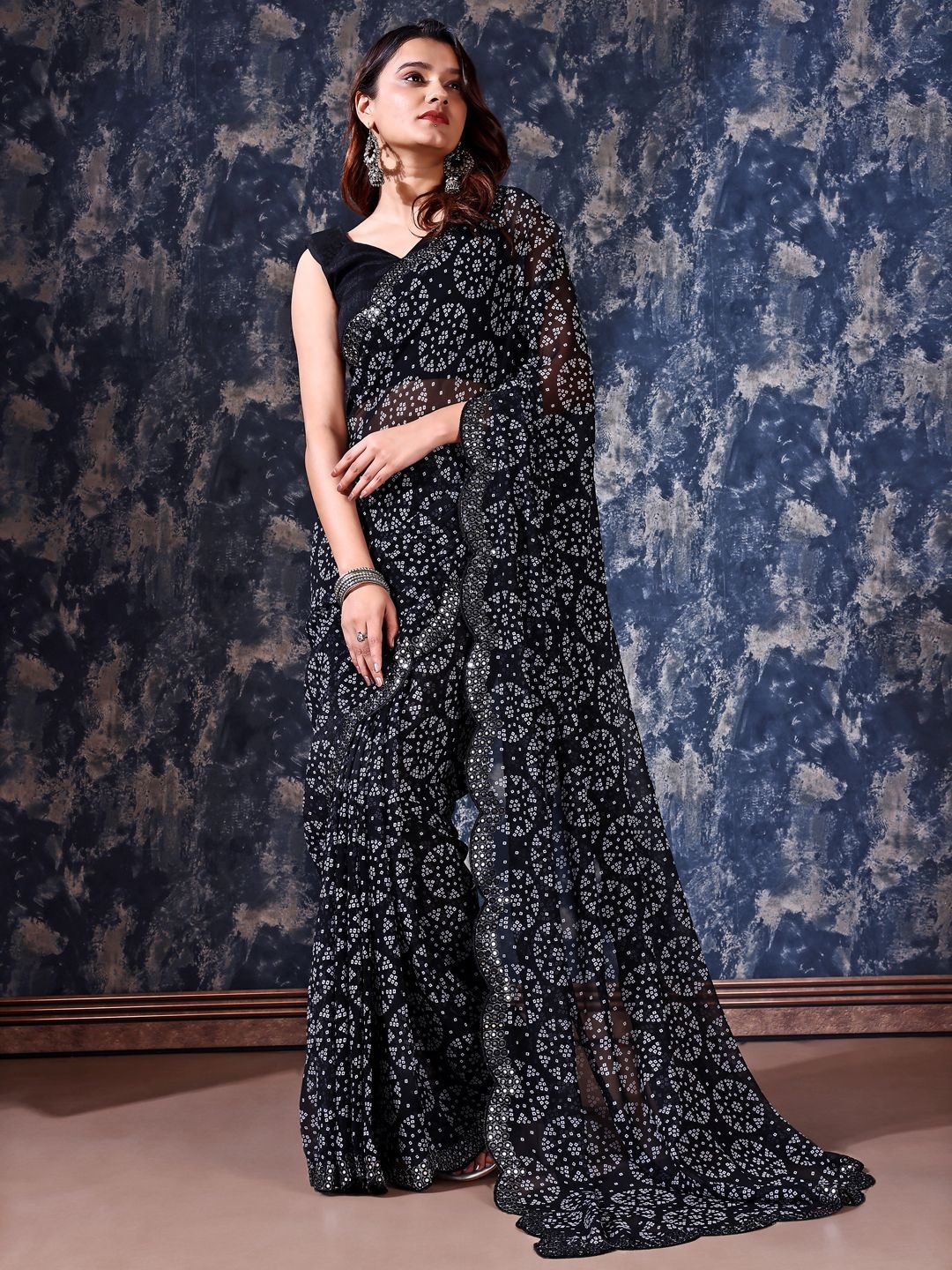 

SM TRENDZ Bandhani Mirror Work Pure Georgette Bandhani Saree, Black