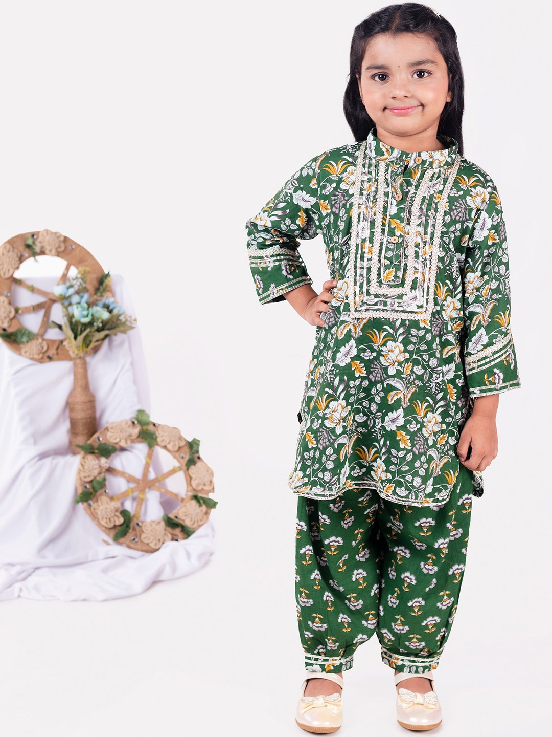 

AATYA KIIDS Girls Ethnic Motifs Printed Regular Gotta Patti Pure Cotton Kurti with Salwar, Green