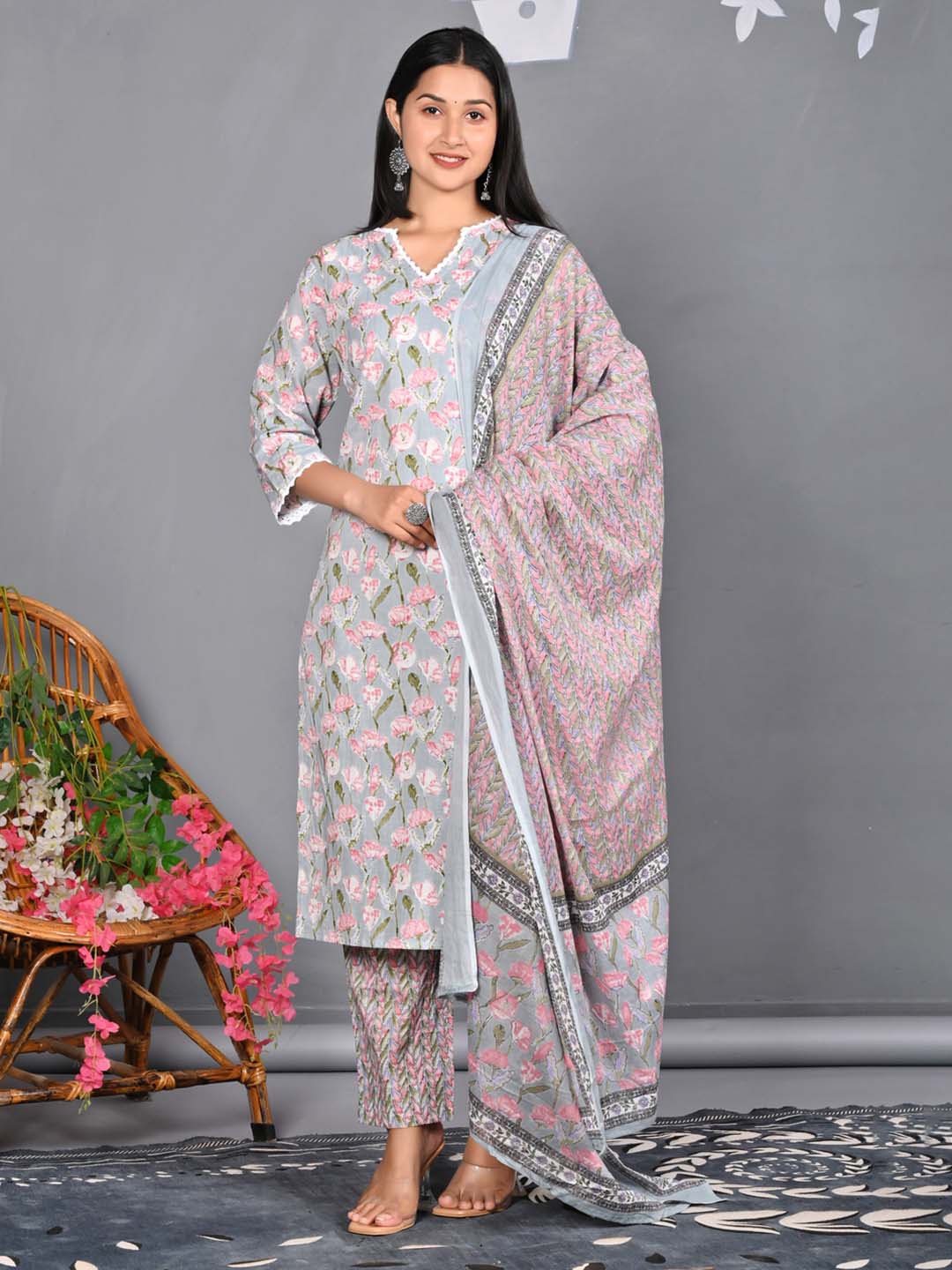 

TREND ME Women Floral Printed Pure Cotton Kurta with Trousers & With Dupatta, Grey