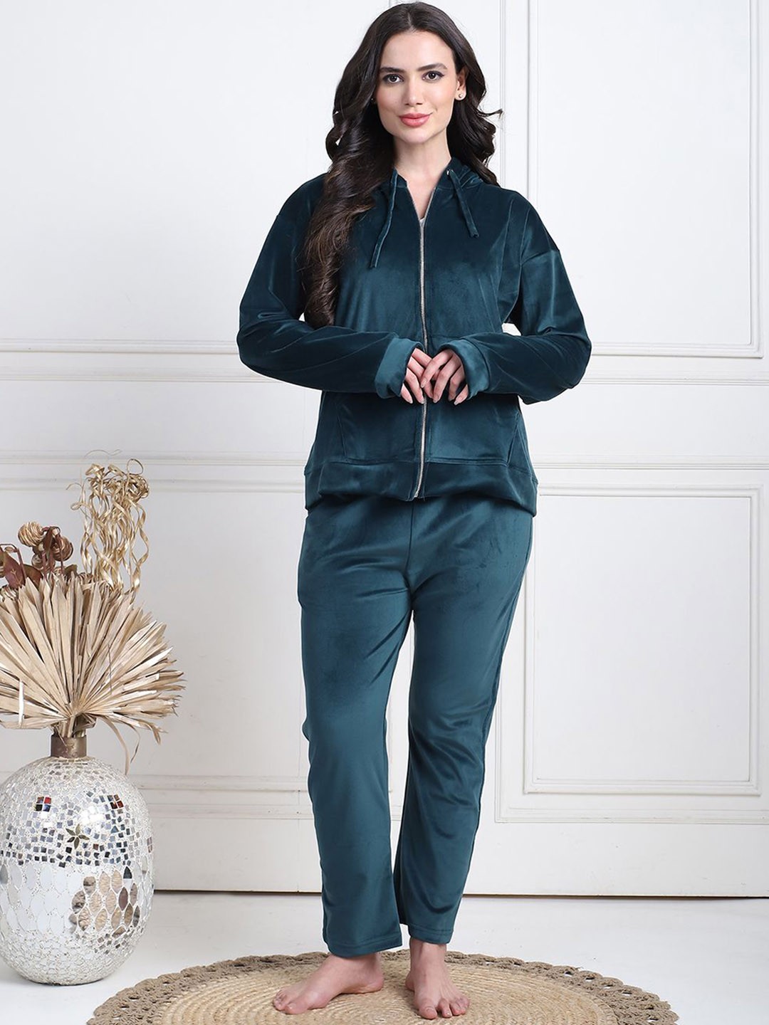 

TAG 7 Women velvet Night suit, Green