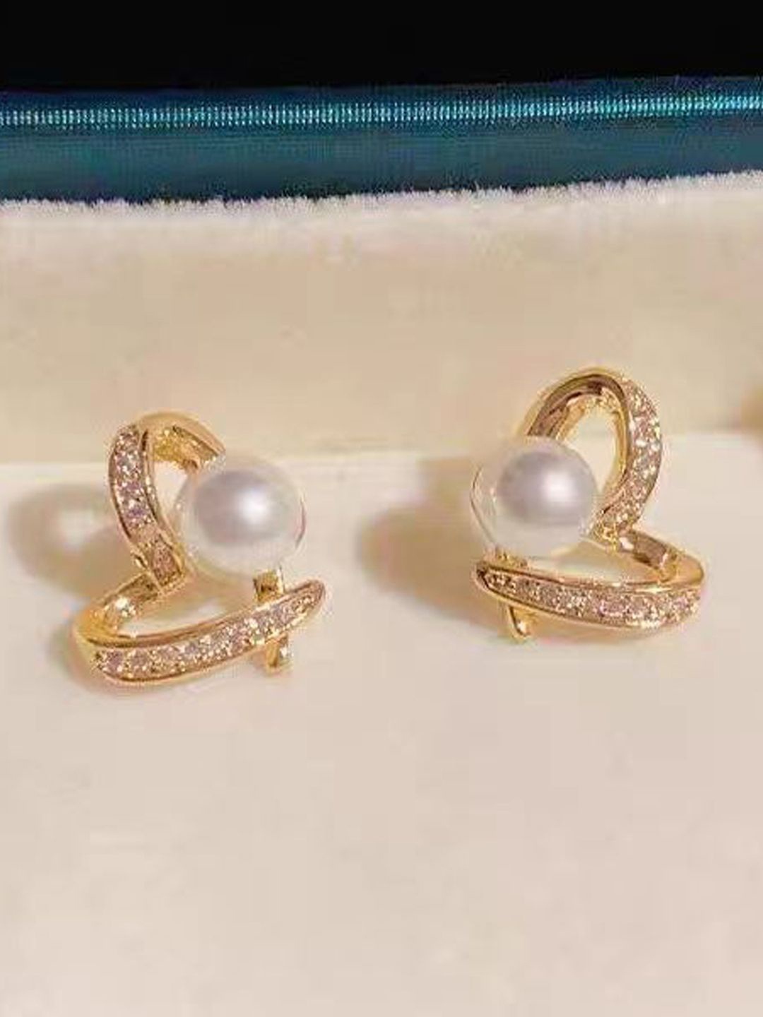 

KRENOZ Heart Shaped Studs Earrings, Gold