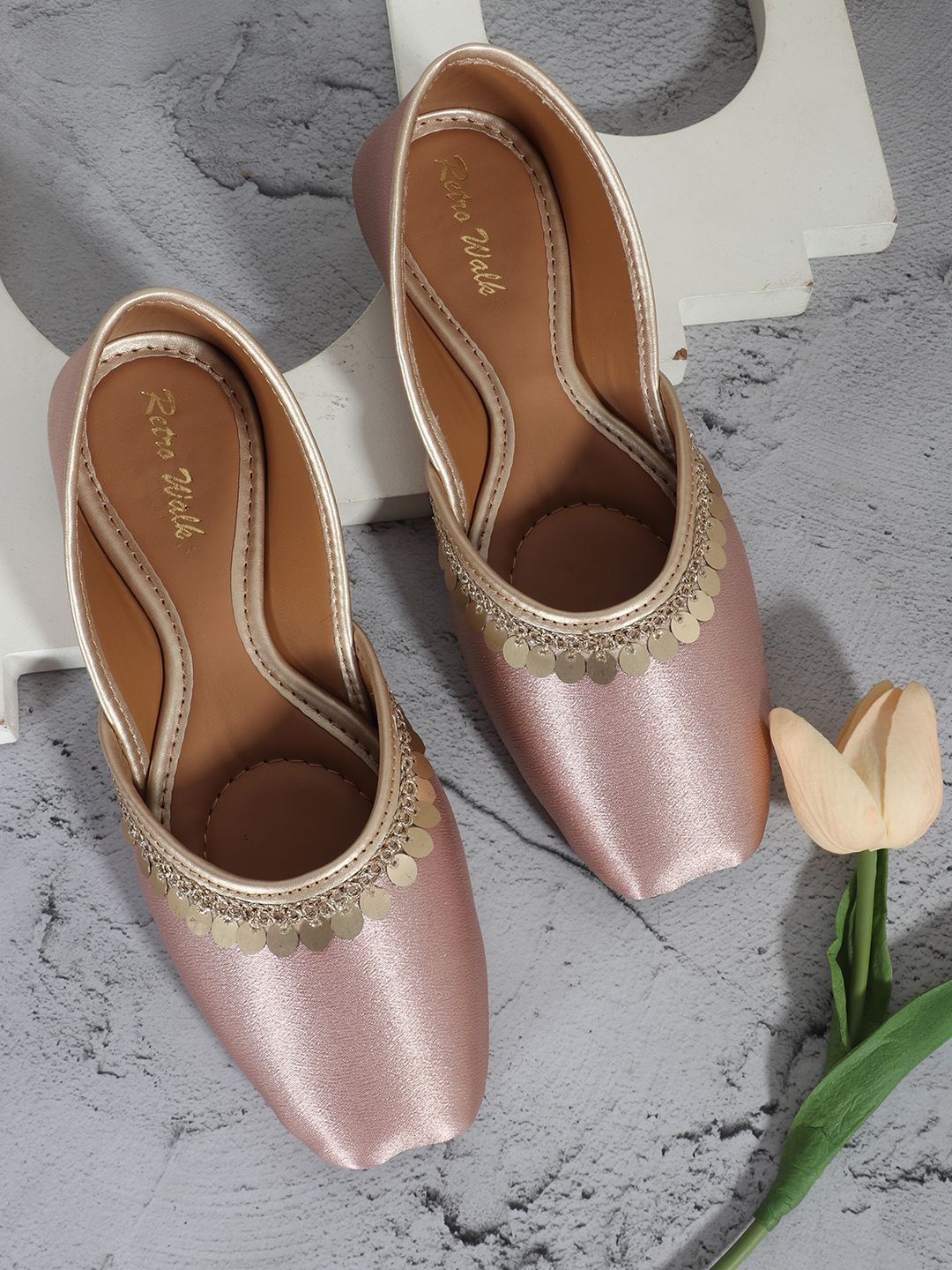 

Retro Walk Women Embellished Ethnic Mojaris, Peach