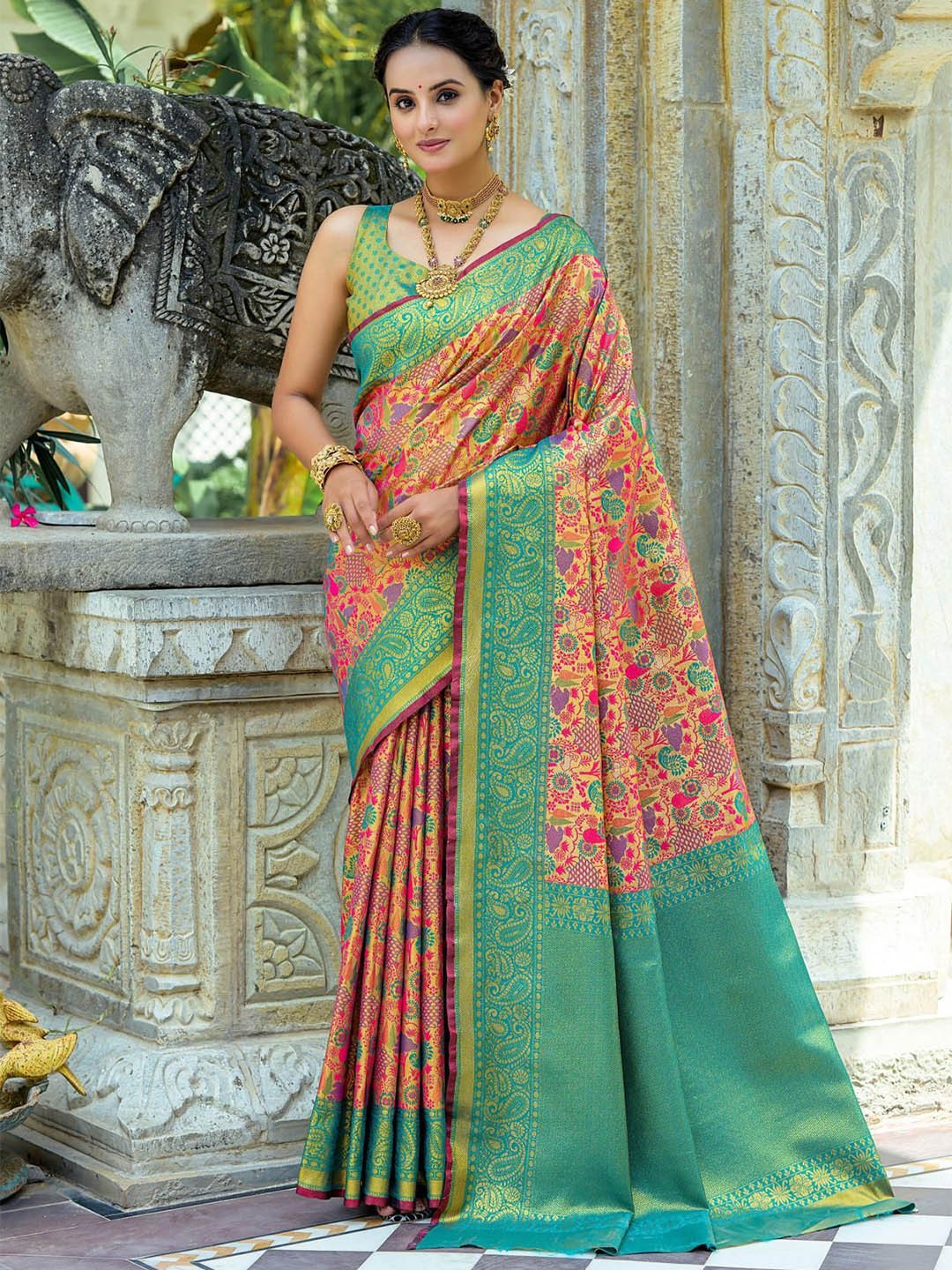 

Kandora Ethnic Motifs Woven Design Zari Pure Silk Kanjeevaram Heavy Work Saree, Green