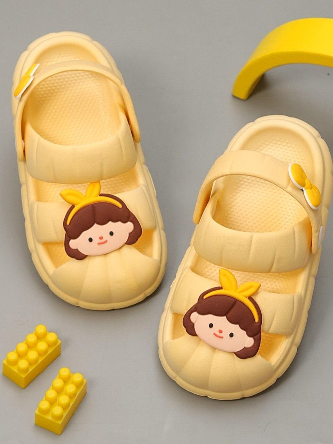 

Yellow Bee Girls Printed Clogs