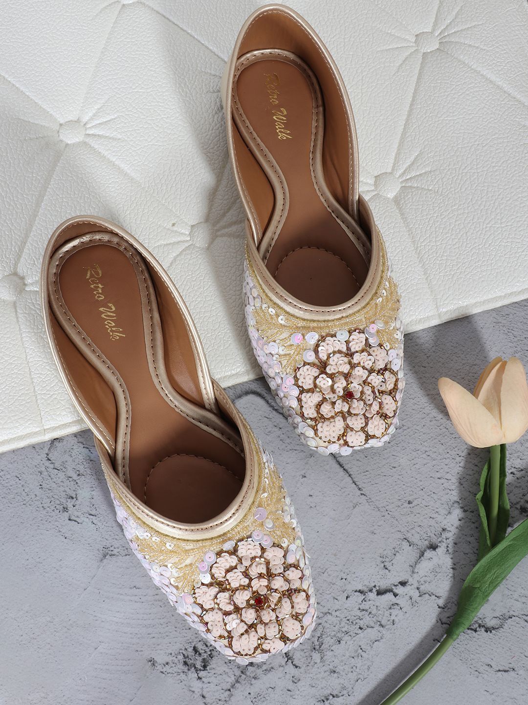 

Retro Walk Women Ethnic Embellished Mojaris, Gold