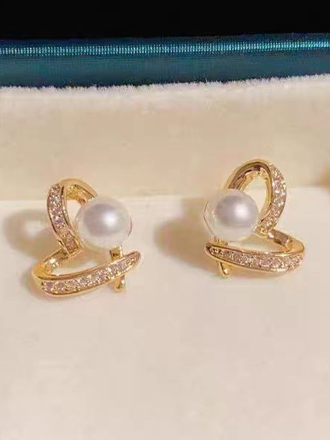 

Krelin Heart Shaped Studs Earrings, Gold