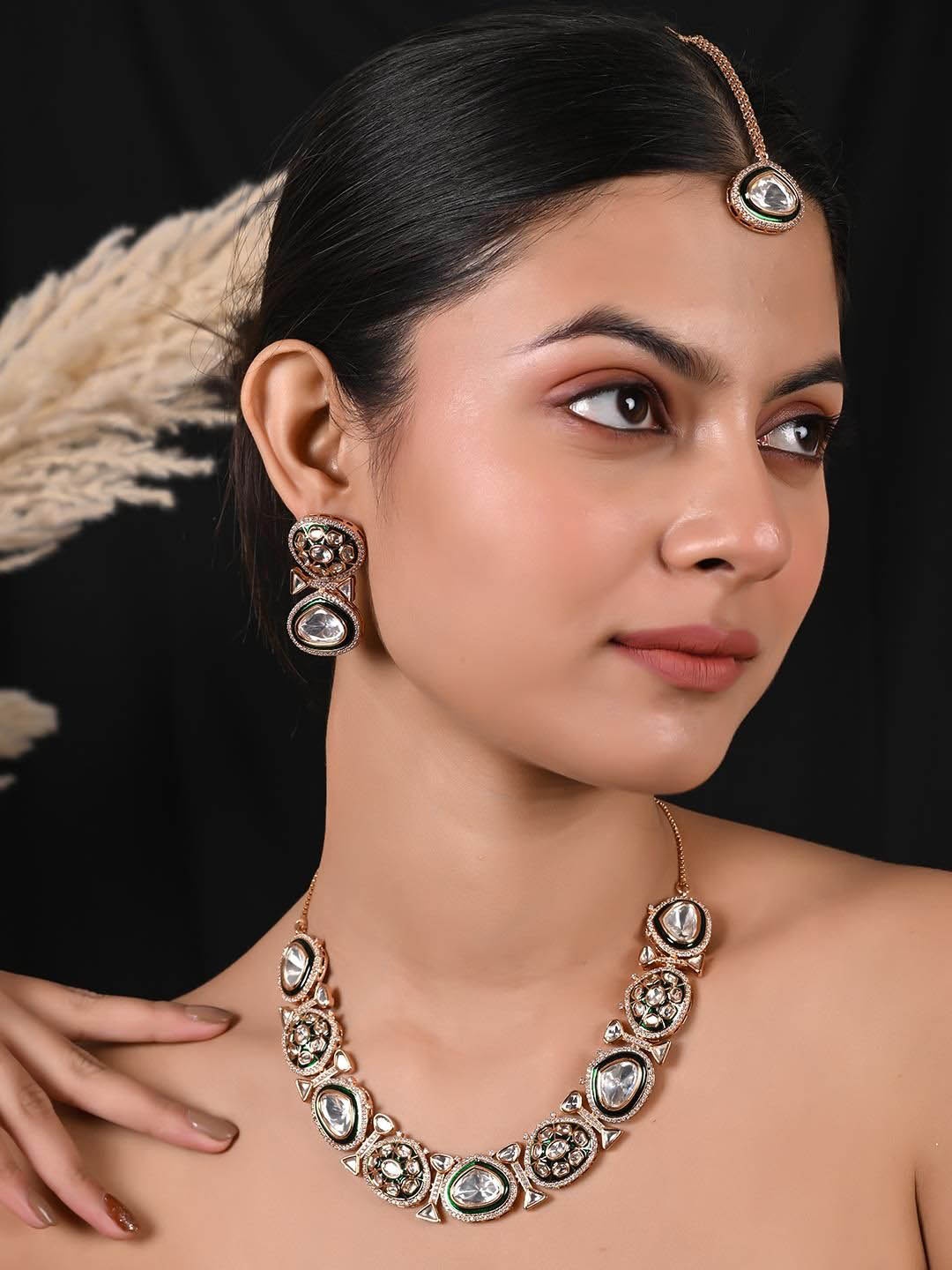 

RATNAVALI JEWELS Gold-Plated Kundan-Studded Jewellery Set