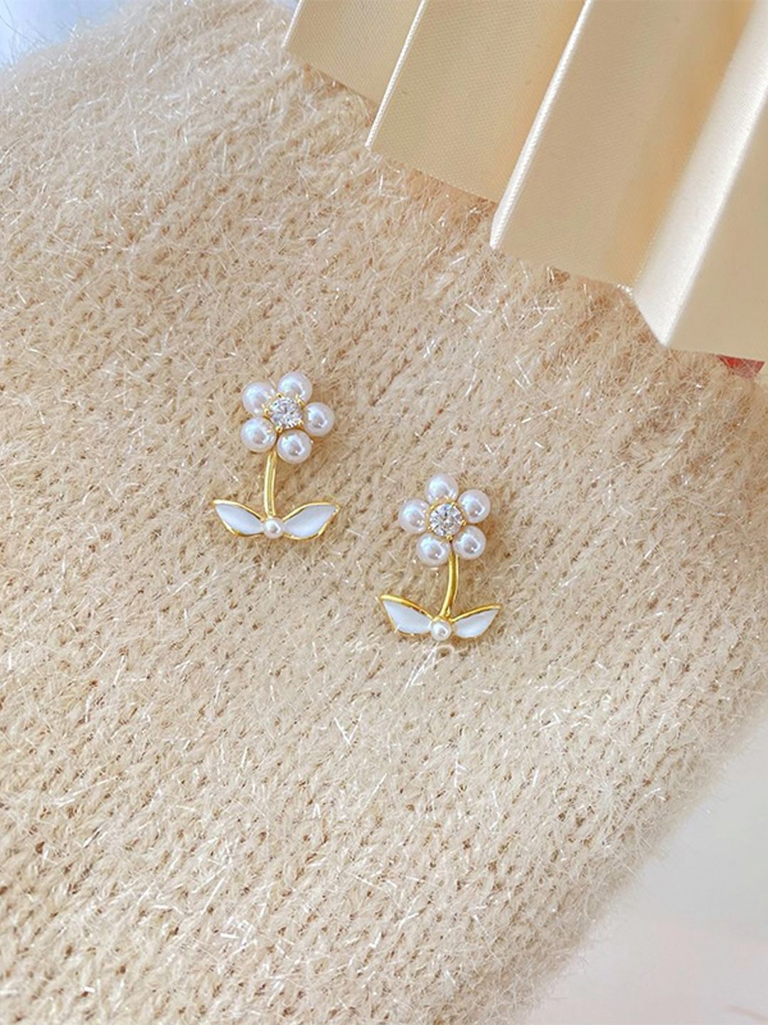 

KRENOZ Floral Studs Earrings, White