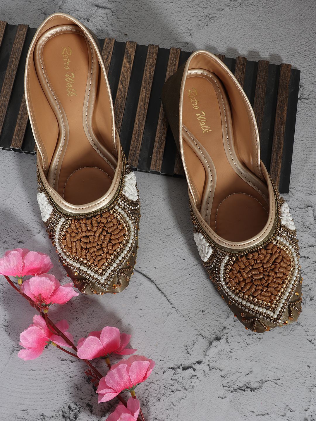 

Retro Walk Women Embellished Ethnic Mojaris Flats, Bronze