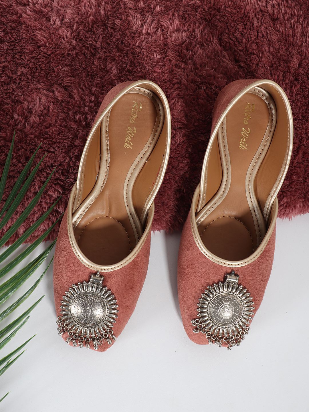 

Retro Walk Women Embellished Ethnic Mojaris, Peach