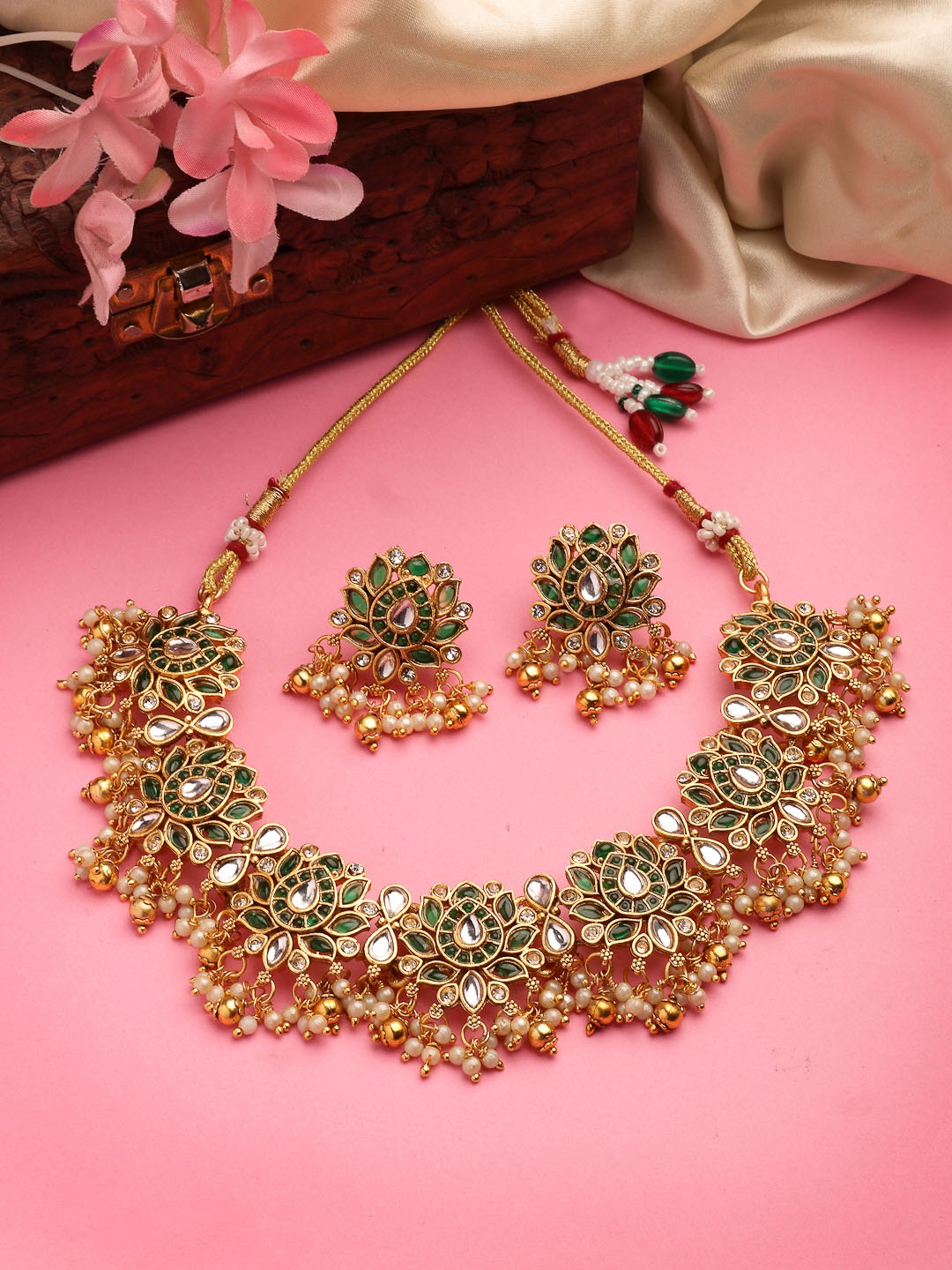 

NVR Gold-Plated Kundan Stone Studded & Pearls Beaded Jewellery Set