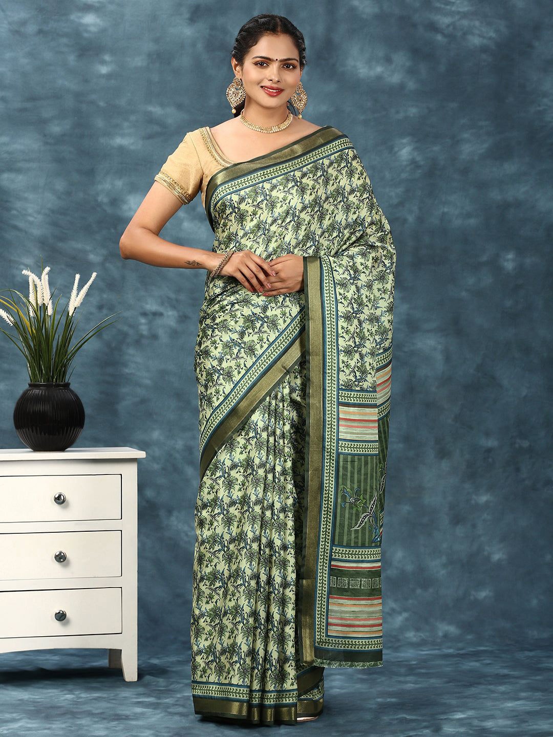 

Ramraj Ethnic Motifs Printed Zari Saree, Green