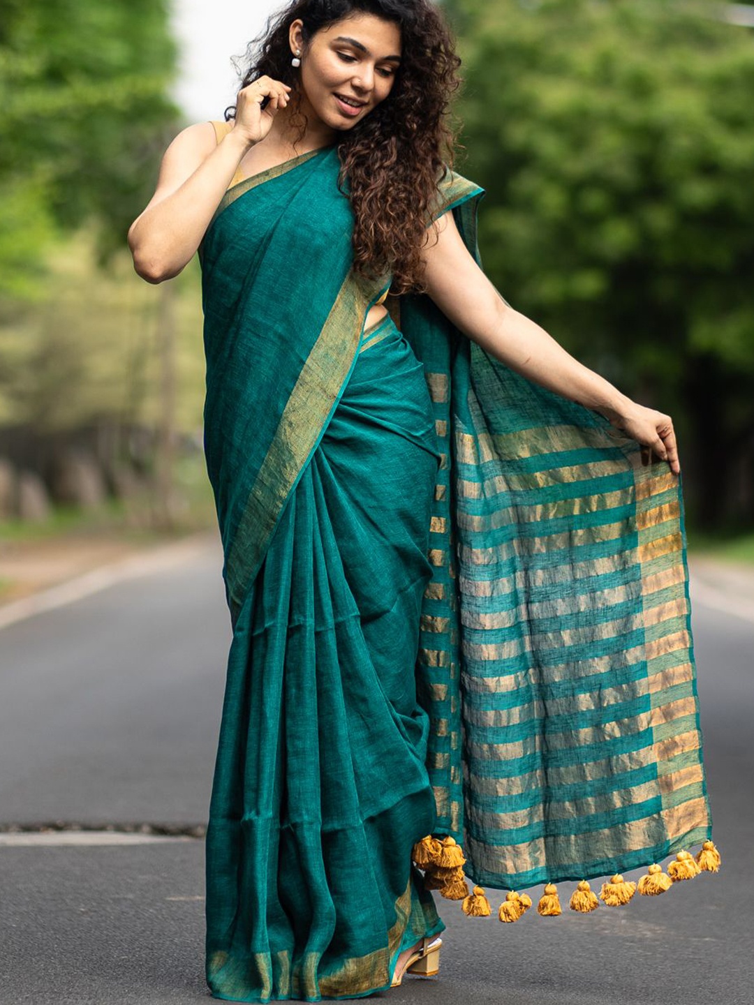 

I LOVE SAREES Zari Linen Blend Saree, Green