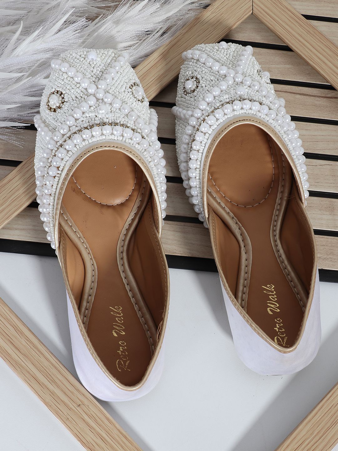 

Retro Walk Women Ethnic Embellished Mojaris, White
