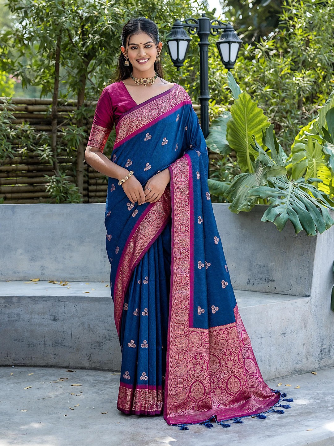 

Kandora Woven Design Zari Pure Silk Banarasi Saree, Navy blue