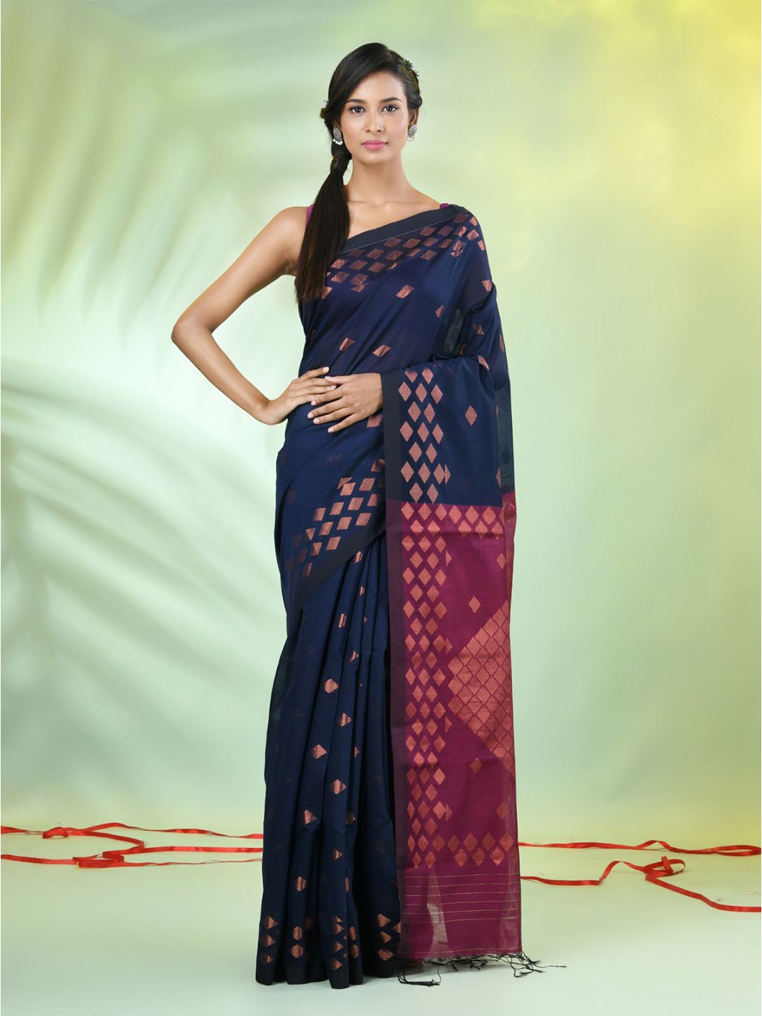 

Charukriti Geomatric Woven Design Zari Saree, Navy blue