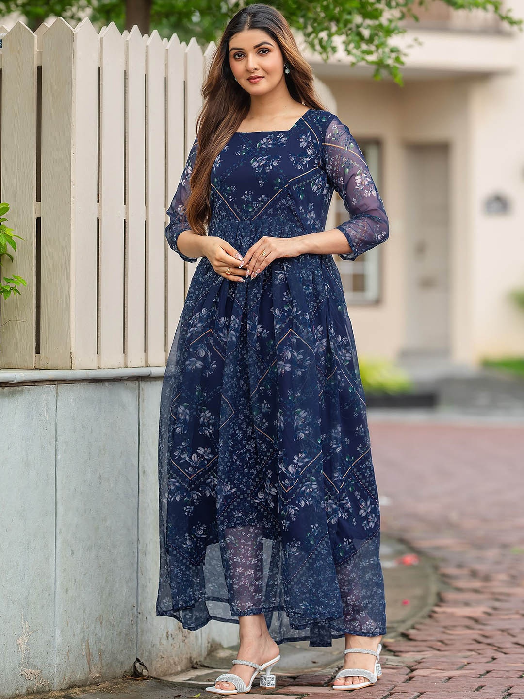 

FANTASY FAB Women Floral Printed Flared Sleeves Thread Work Kurta, Blue