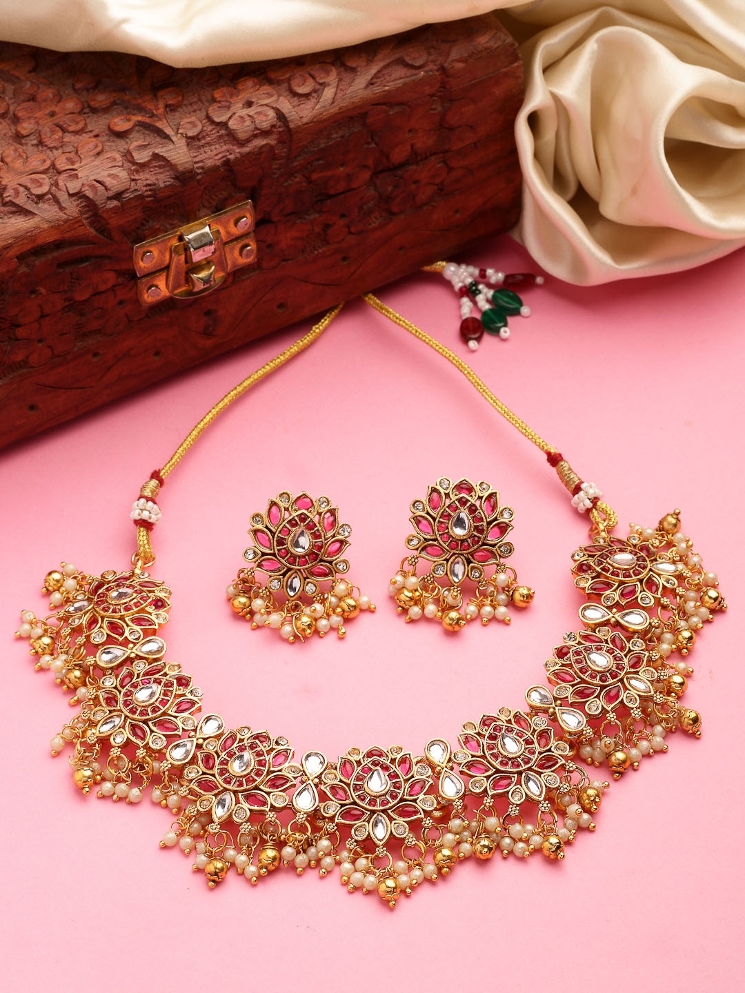 

NVR Gold-Plated Kundan Stone Studded & Pearls Beaded Jewellery Set