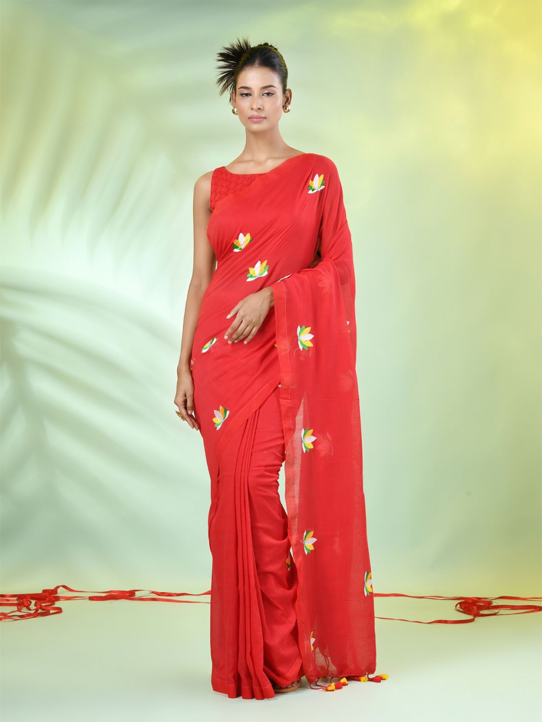 

Charukriti Floral Embroidered Pure Cotton Saree, Red