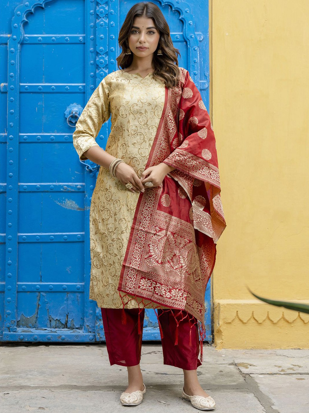 

VredeVogel Woven Design Round Neck Regular Straight Kurta With Trouser With Dupatta, Beige