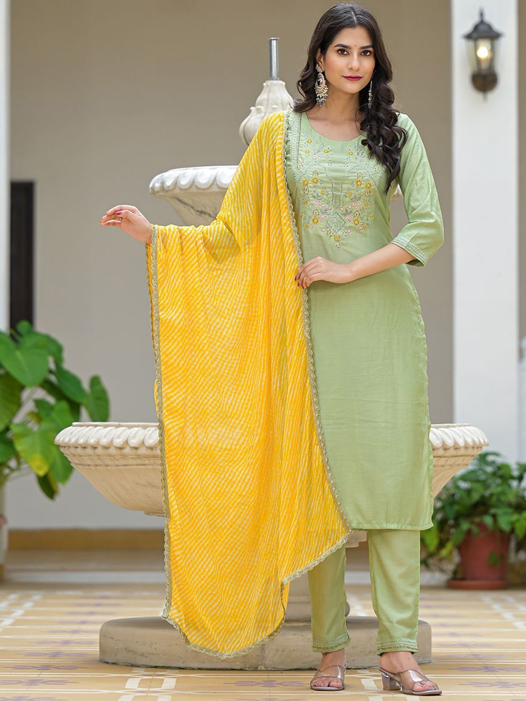 

AKS Women Leheriya Yoke Design Regular Chanderi Silk Kurta & Trousers & Dupatta, Green