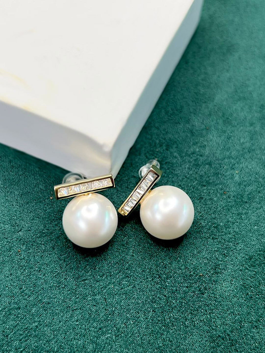 

VAGHBHATT Gold-Plated Stainless Steel Round Or Flat Stone Studded & Pearls Beaded Studs