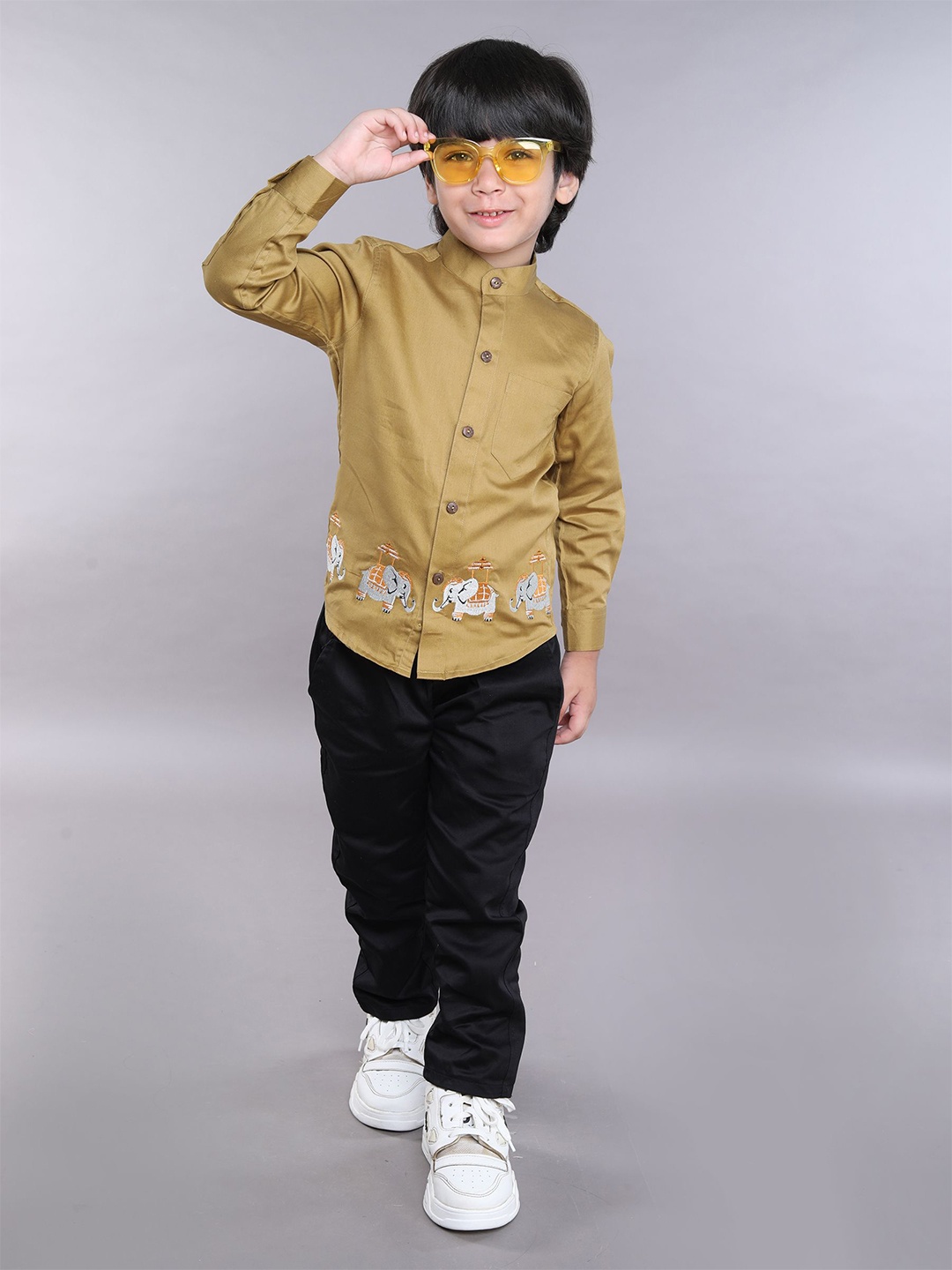 

BAATCHEET Boys Printed Shirt with Trousers, Khaki