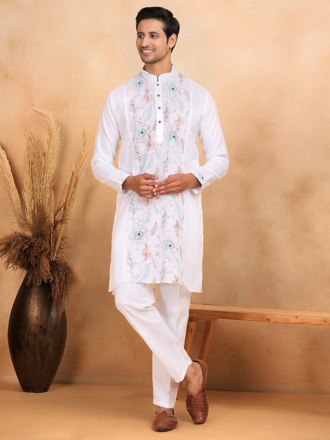 

KRAFT INDIA LUXE Men Pure Cotton Floral Embroidered Thread Work Kurta with Trousers, White