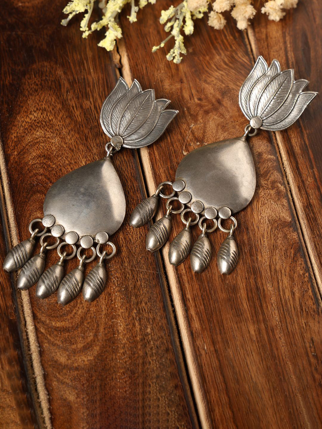 

VENI 92.5 Silver-Plated Oxidised Floral Drop Earrings