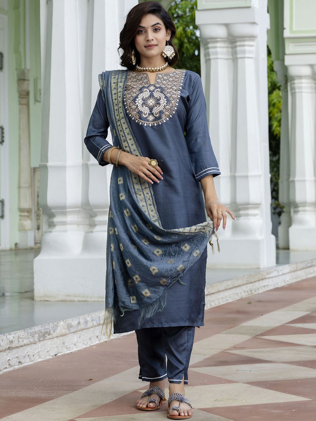 

VredeVogel Floral Embroidered Regular Thread Work Kurta With Trouser With Dupatta, Grey