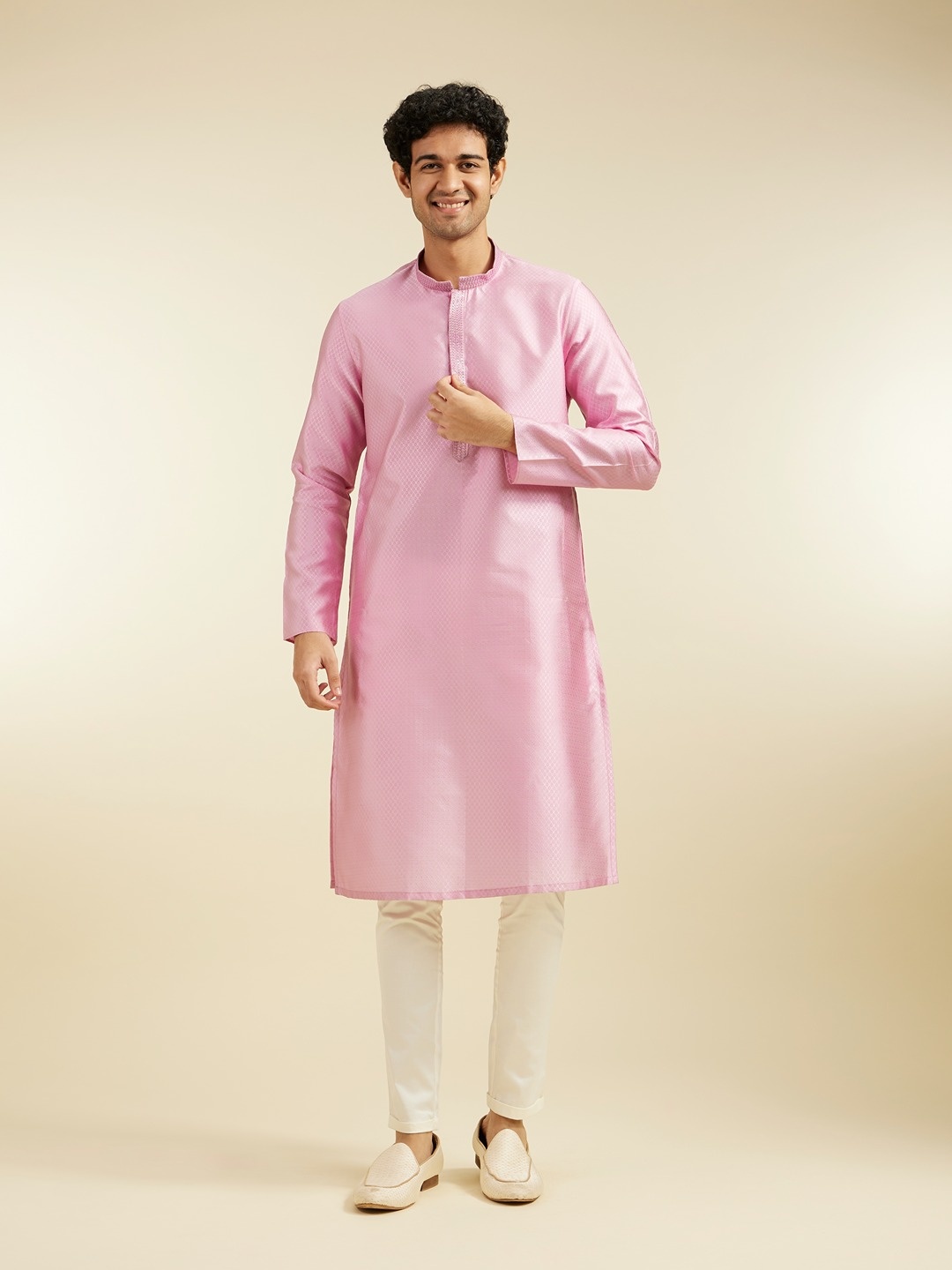 

Diwas by Manyavar Men Floral Woven Design Sequins Mandarin Collar Straight Kurta, Pink