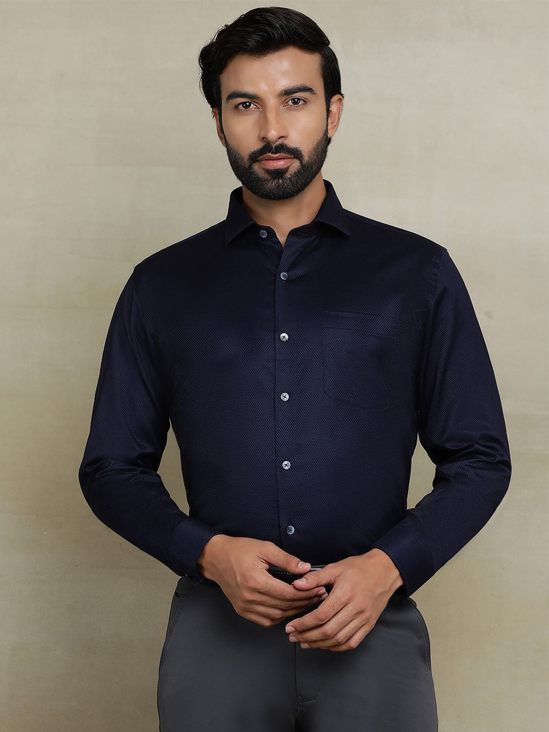 

JADE BLUE Men Cutaway Collar Textured Cotton Casual Shirt, Navy blue