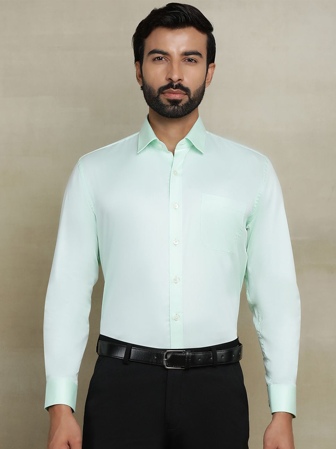 

JADE BLUE Men Cutaway Collar Solid Cotton Casual Shirt, Green