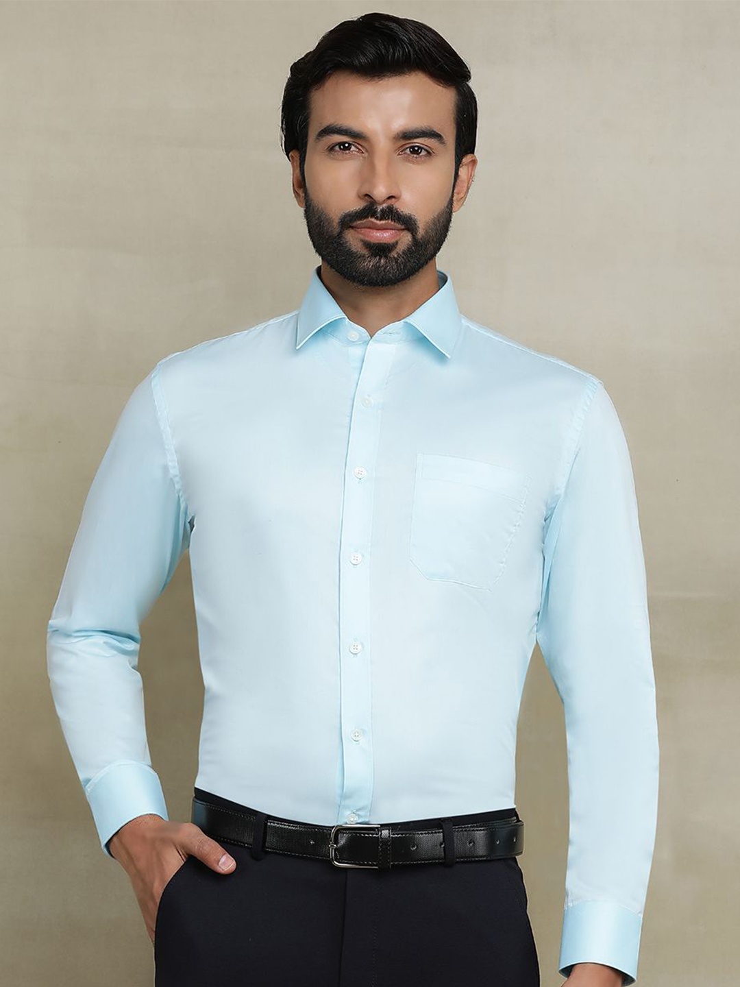 

JADE BLUE Men Cutaway Collar Solid Cotton Casual Shirt