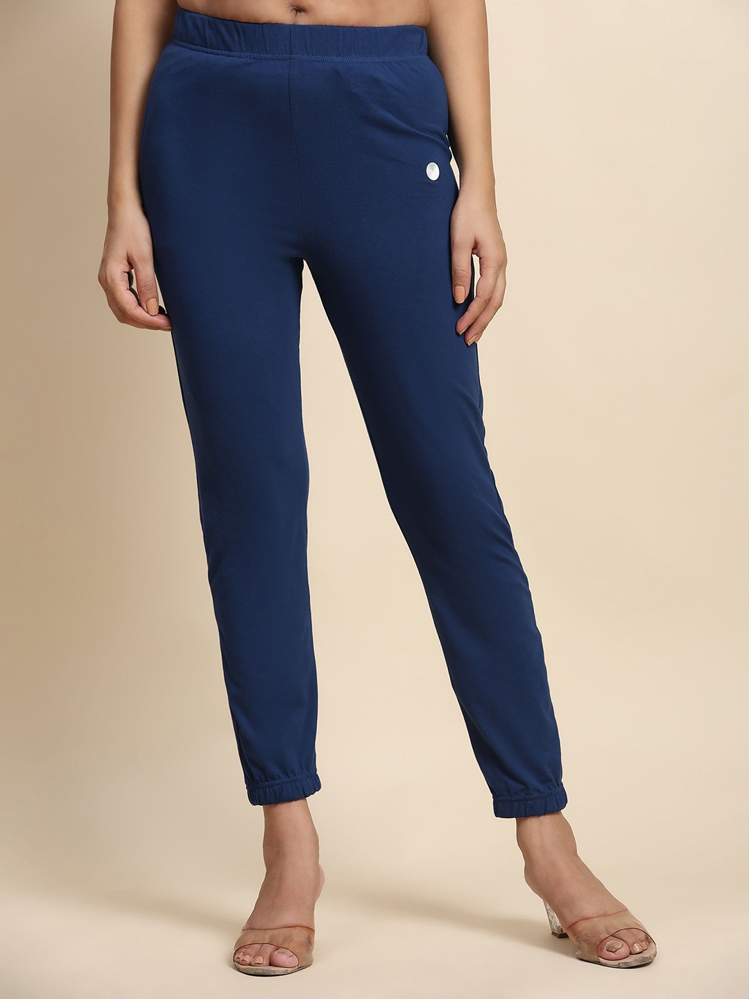 

Outflits Women Solid Mid-Rise Joggers, Navy blue